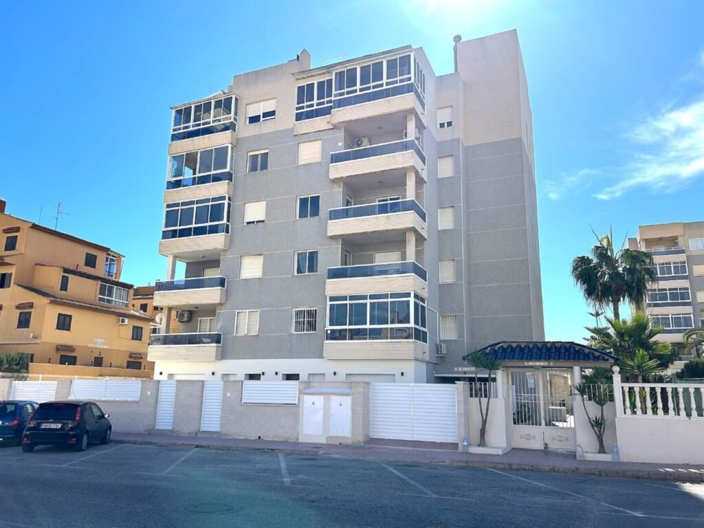 3-bedroom ground-floor apartment in Torrevieja — 40