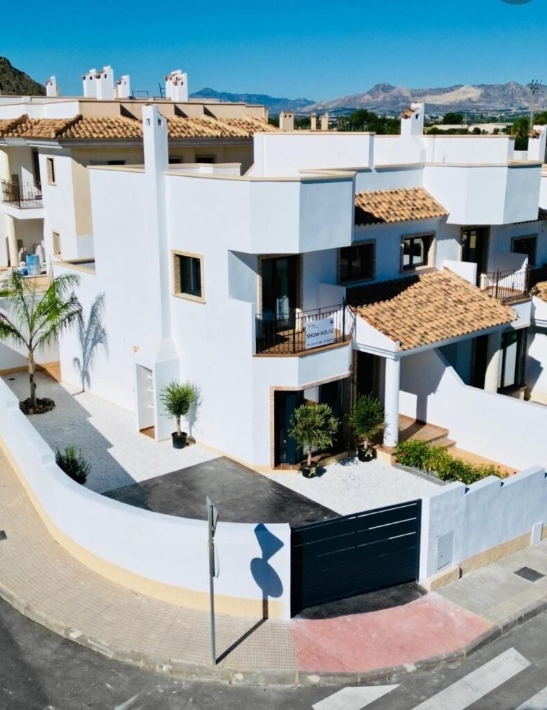 3-bedroom terraced house in Cox — 3
